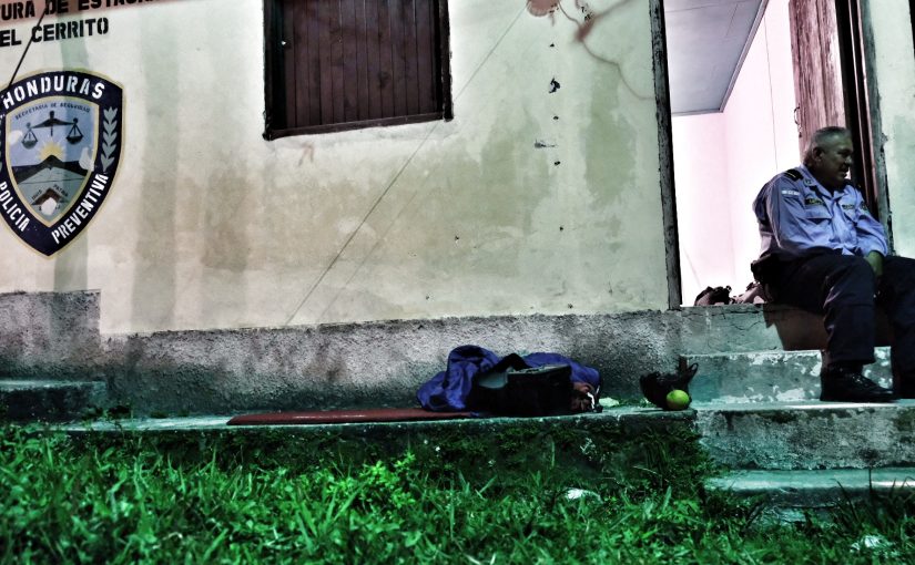 Jak mi ukradli boty na policejní stanici v Hondurasu